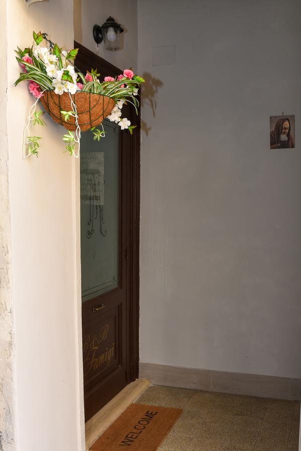 Famigi Bed & Breakfast เนเปิลส์ ภายนอก รูปภาพ