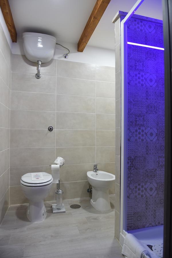 Famigi Bed & Breakfast เนเปิลส์ ภายนอก รูปภาพ