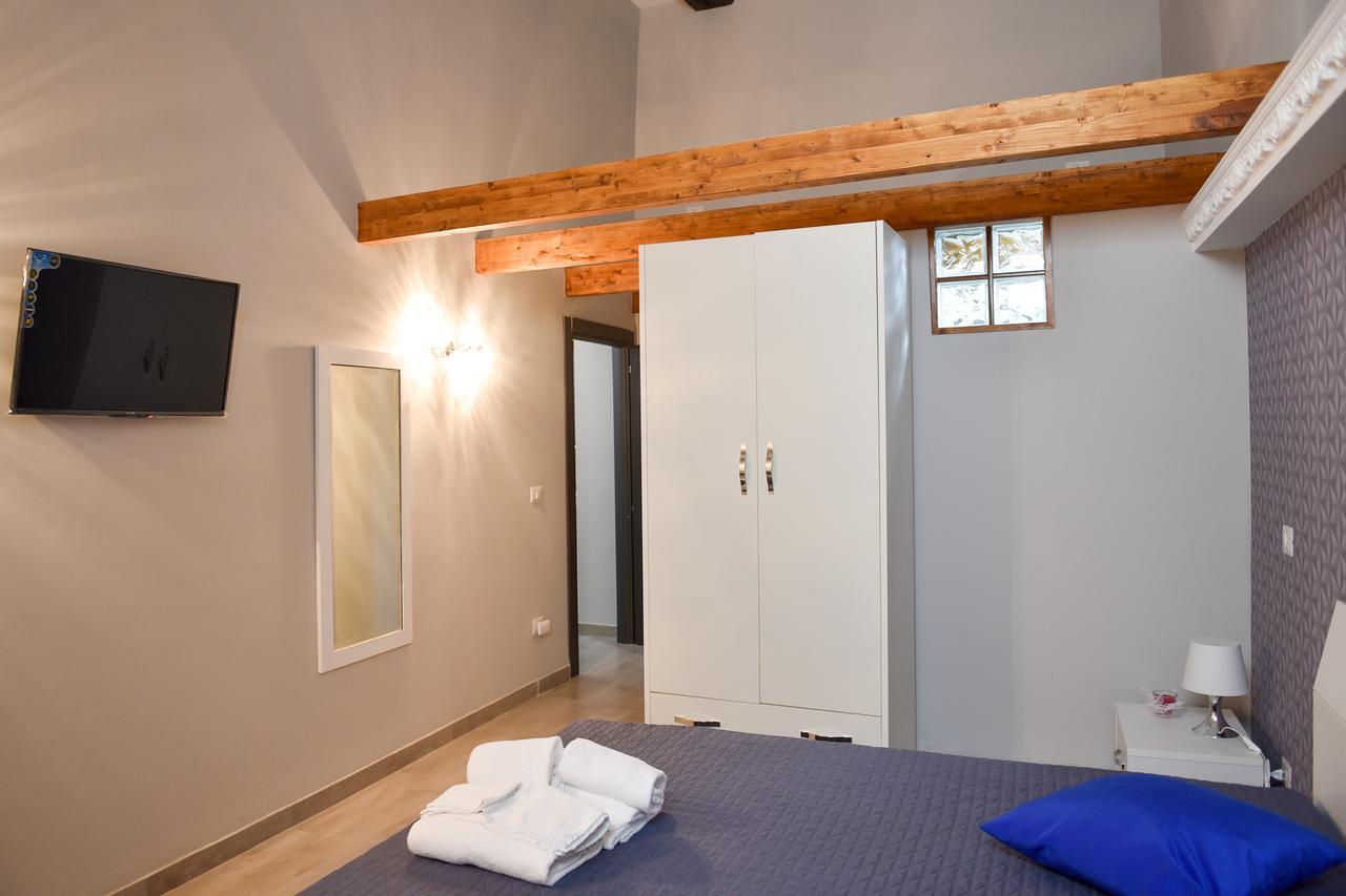 Famigi Bed & Breakfast เนเปิลส์ ภายนอก รูปภาพ