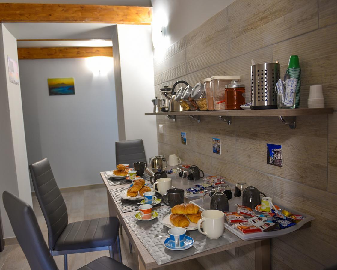 Famigi Bed & Breakfast เนเปิลส์ ภายนอก รูปภาพ