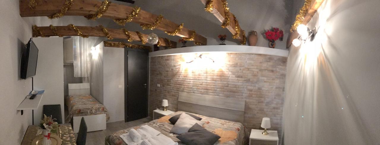Famigi Bed & Breakfast เนเปิลส์ ภายนอก รูปภาพ
